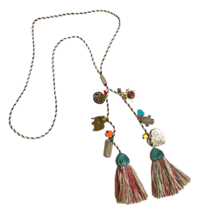 Collar con cordón, dijes y flecos