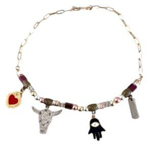 Collar con diferentes dijes de protección y fortuna