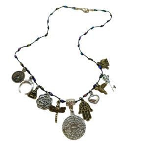 Collar con diferentes dijes de protección y fortuna.