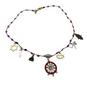 Collar con diferentes dijes de protección, fortuna y atrapasueños