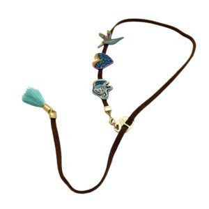 Collar con dijes de piel pintados a mano en gamuza café
