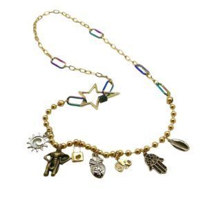 Collar con dijes de protección y fortuna y broche estrella