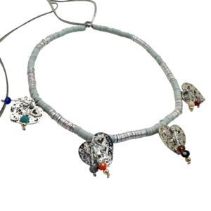 Collar con donas grises y CORAZONES plata