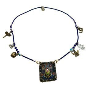 Collar con escapulario (hamsa), hilo y chaquira