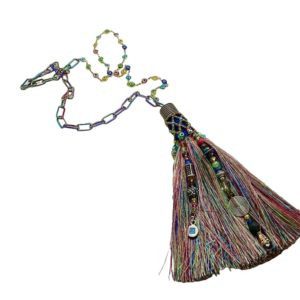 Collar con fleco XL con tejido de chaquira, cristal checo y diferentes metales.