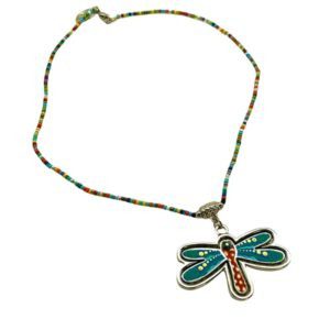 Collar con LIBELULA pintada a mano y chaquira.