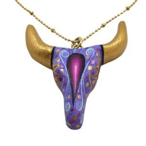 Collar con toro de madera tallado y pintado a mano