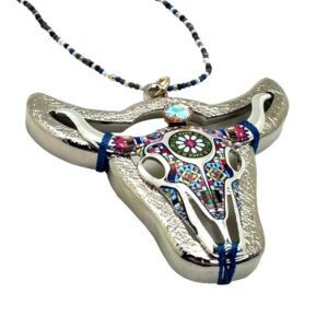 Collar con TORO de metal pintado y atado a bisel