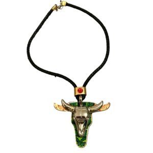 Collar con toro de niquel sobre piel pintada a mano