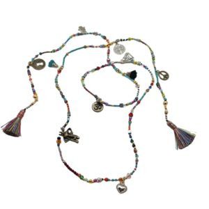 Collar de chaquira y cristal con diferentes dijes de protección y fortuna