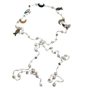 Collar de hilo tejido con perlas y lunas
