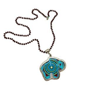 Collar largo con elefante de piel pintado a mano