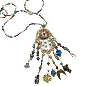 Collar largo con Hamsa bordado y dije del Zodiaco