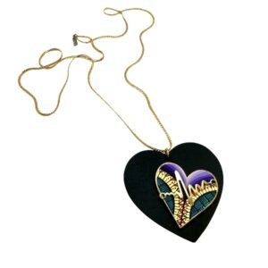 Corazón de madera con base de metal Gótica