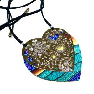 Corazón de madera pintado a mano con dije calado plata