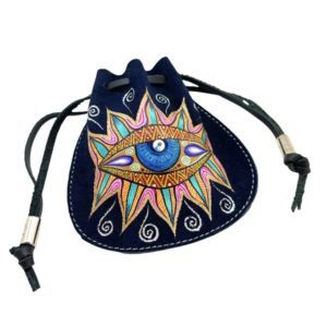 Costal mini de gamuza con ojo pintado a mano