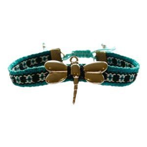 Pulsera con dije de libélula ajustable sobre cinta bordada oaxaqueña