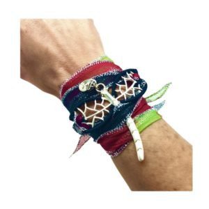 Pulsera con libélula bordada y listones de tela