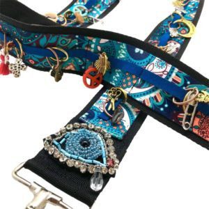 Asa para bolsa con diferentes dijes hecha a mano azul con parche de ojo