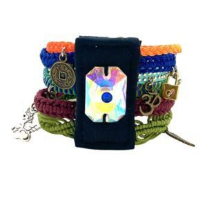 Pulsera con tiras tejidas y dijes de protección