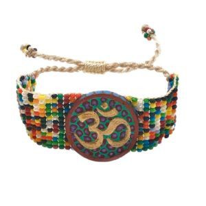 Pulsera de chaquira con OM de madera pintado a mano