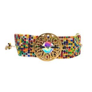 Pulsera de chaquira tejido HUICHOL con dije de pewter y cristal