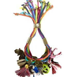 Pulsera de Gamuza con dijes de diferentes metales, flecos, muñequitas y flores