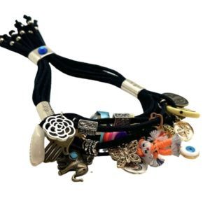Pulsera de Gamuza con dijes de diferentes metales, flecos, muñequitas y flores negro