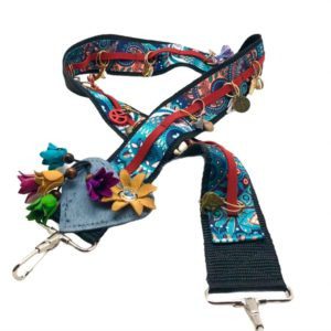 Asa para bolsa con diferentes dijes hecha a mano con corazón y flores