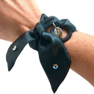 Pulsera de satín con aro bordado color negro