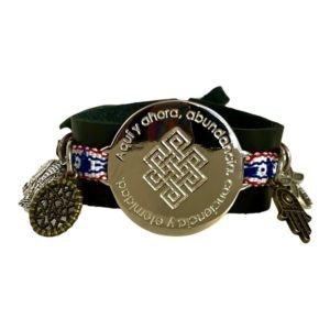 Pulsera placa “Aqui y Ahora con piel y dijes”