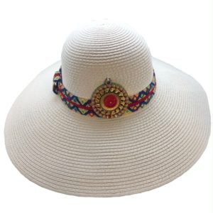 Sombrero Celulosa cinta de chaquira y madera hecho a mano pieza única color blanco