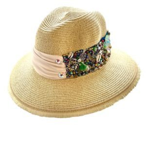 Sombrero con cinta blanca y banda tejida bordada