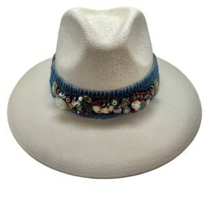 Sombrero con cinta de mezclilla y banda bordada