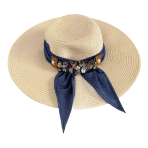 Sombrero con cinta de mezclilla y piel tejida con diferentes dijes bordados