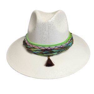 Sombrero con torsal de chaquira color blanco