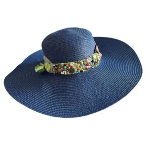 Sombrero de ala ancha con mezclilla y trenzado con dijes bordados