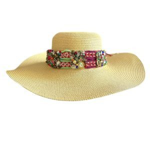 Sombrero de ala ancha con tira huichol tejida y bordada a mano