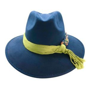 Sombrero de Gamuza azul marino con cinta tejida y diferentes dijes bordados