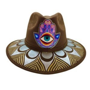 Sombrero de gamuza pintado a mano con HAMSA