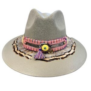 Sombrero gris con banda de piel y plumas