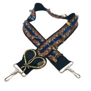 Asa para bolsa con diferentes dijes hecha a mano con corazón