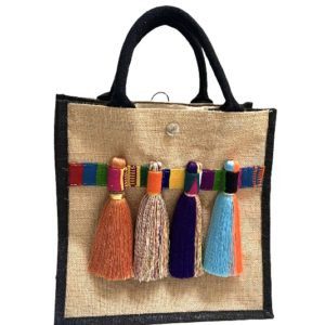 Bolsa cuadrada de yute con flecos de colores