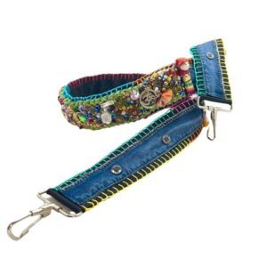 Asa para bolsa bordada con dijes, cristales y mezclilla