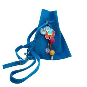 Bolsa de gamuza cruzada hecha a mano color azul con elefante