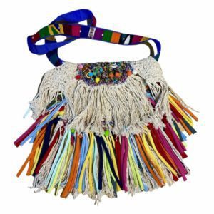 Bolsa tejida “MACRAME” y bordada a mano con dijes y cristales