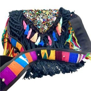Bolsa tejida “MACRAME” y bordada a mano con dijes y cristales negra