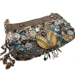 Bolsa tejida con dijes hecha a mano pieza única mexican boho