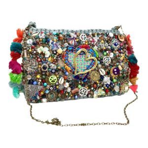 Bolsa tejida y bordada a mano con dijes y flecos