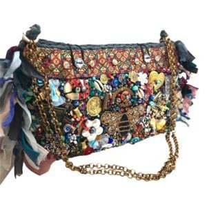 Bolsa tejida y bordada a mano con dijes y parche de abeja